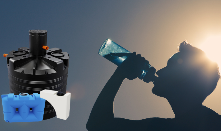 zbiorniki na wodę pitną widoczne na tle pijącego wodę mężczyzny